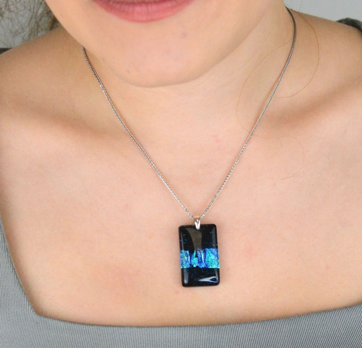 Zawieszka srebrna 925 Murano 55 z ręcznie wykonanym szkłem weneckim w odcieniach niebieskich i granatowych. Długość 3,5 cm, szerokość 2,0 cm, waga 9,40 g. Wyjątkowa, artystyczna biżuteria.1.jpg